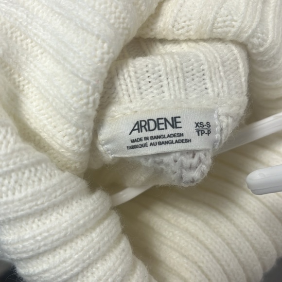 a sweater worn once or twice, ardene, almost new, there is just one small stitch - Picture 3 of 3
